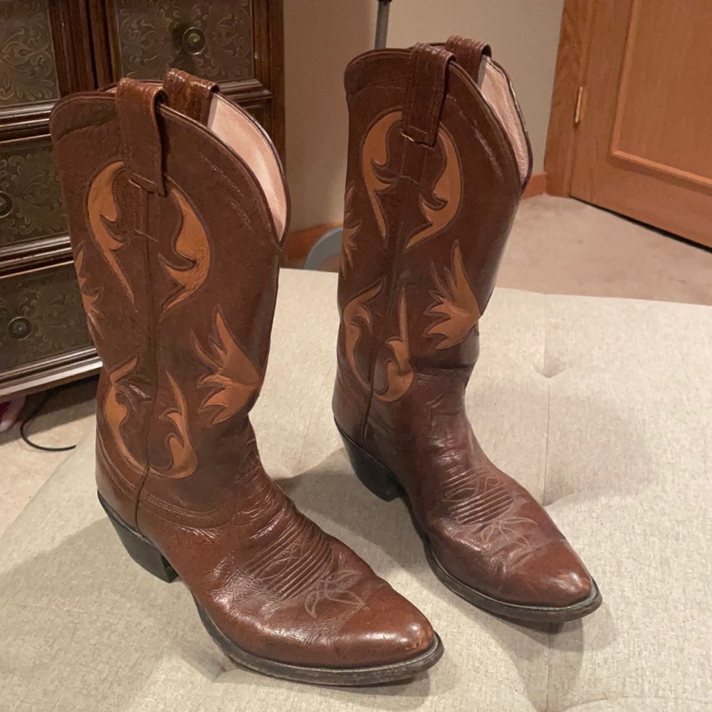 Olathe men’s cowboy boot size 9. Women’s 11.Amazing leather details. Preowned